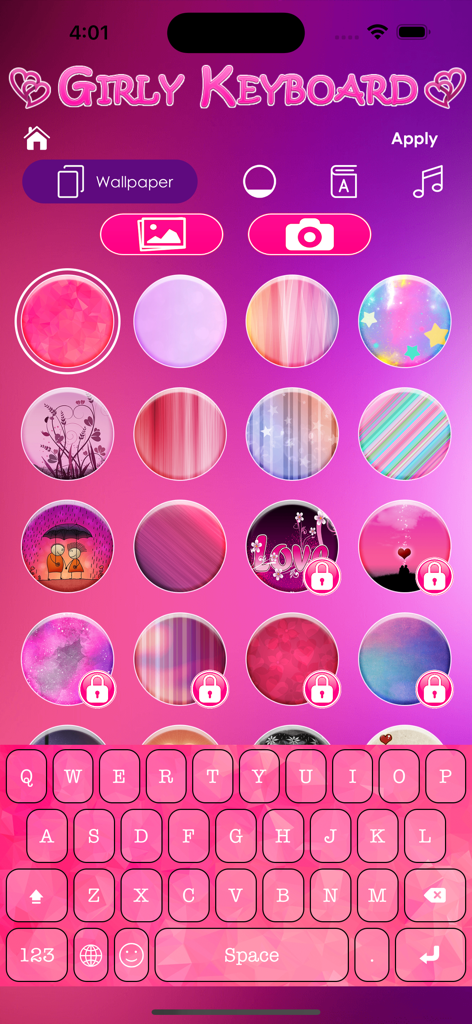 Interfaz de la aplicación Cute Girly Keyboard con varias selecciones de temas rosados y una vista previa del teclado