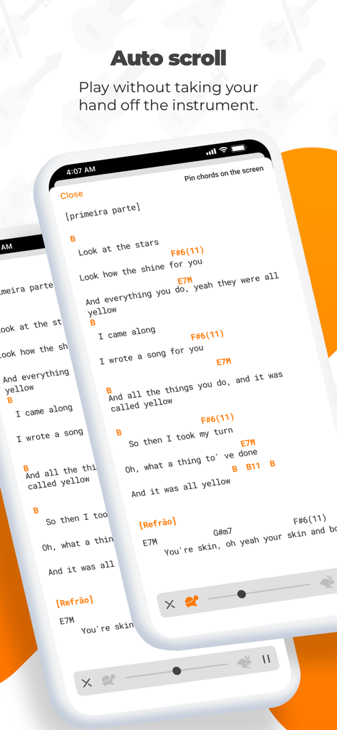 Interfaccia dell'app Cifra Club che mostra testi di canzoni e accordi di chitarra con la funzione di scorrimento automatico attiva