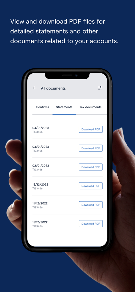 BTG Pactual Global - Tela do aplicativo móvel BTG Pactual Global mostrando uma lista de extratos mensais de conta com botões de download em PDF