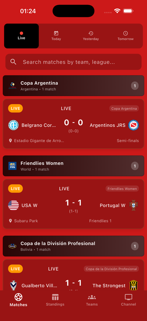 Yacine TV - بث للمباريات - Interface de l'application mobile Yacine TV montrant les scores de football en direct et le calendrier des matchs