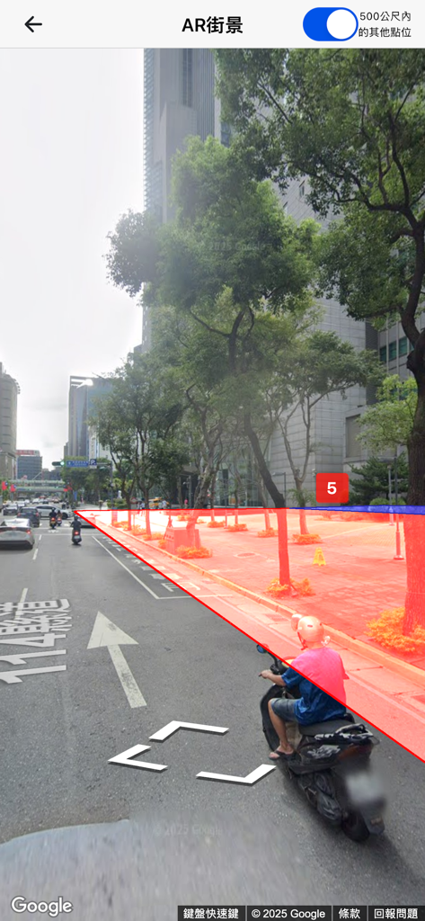 地籍AR街景看界線，使用分區查詢，國內開放圖層套疊 - AR street view showing red land boundary lines overlaid on a city street in Taiwan.