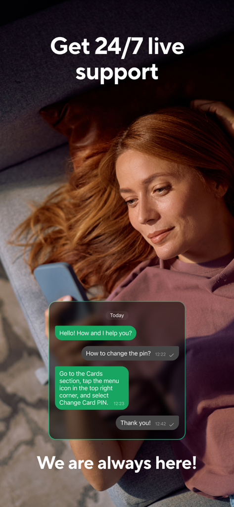 Mulher a usar a aplicação móvel Blackcat para aceder a chat de apoio ao cliente ao vivo 24/7.