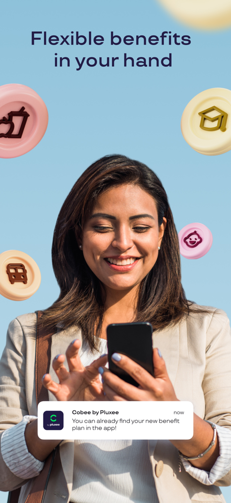 Cobee by Pluxee - Una donna professionista sorridente che utilizza l'app Cobee by Pluxee sul suo smartphone per accedere a icone di benefit aziendali flessibili come trasporti e istruzione.