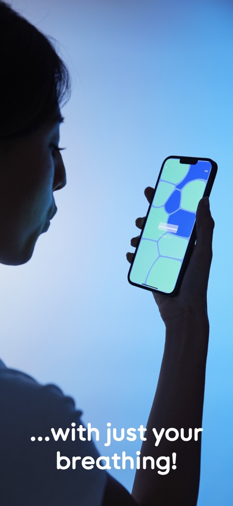Una persona respirando hacia un iPhone para interactuar con visuales coloridos en la pantalla de la aplicación Lungy