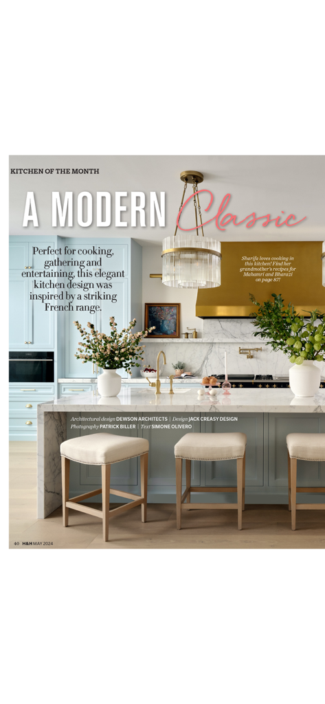 House & Home - Una página destacada de la revista House and Home que muestra un diseño de cocina moderno clásico con una isla de mármol y detalles dorados