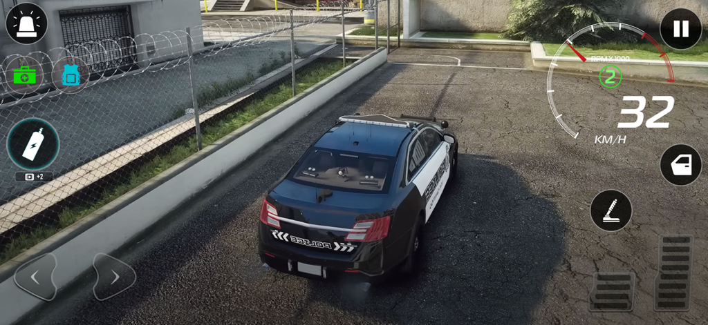 Un coche de policía conduciendo en un entorno de mundo abierto con controles de interfaz de usuario de juego móvil.