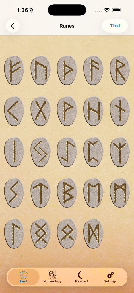 Eine gekachelte Anzeige von Steinrunen mit goldenen eingravierten Symbolen in der App-Oberfläche von Tarot und Numerologie.