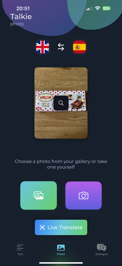 Talking Translator: Voice,Text - Captura de pantalla de la función de traductor de fotos de la aplicación Talkie que muestra una imagen de una barra de chocolate española siendo escaneada para traducción.