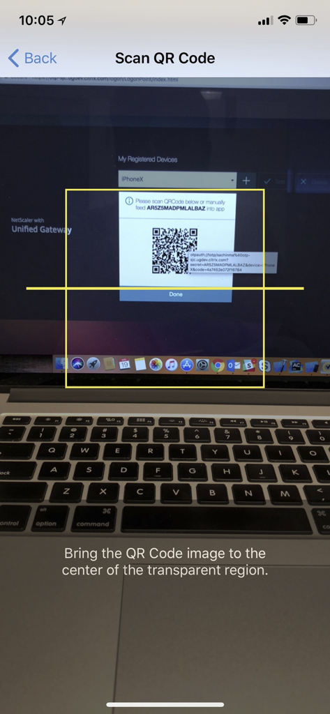 Escaneo de un código QR en la pantalla de un portátil para el registro del dispositivo