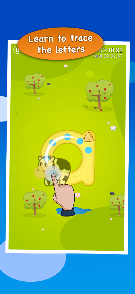 Roads Kids - Un niño trazando la letra minúscula 'a' en la aplicación educativa Roads Kids con un fondo de granja de dibujos animados.