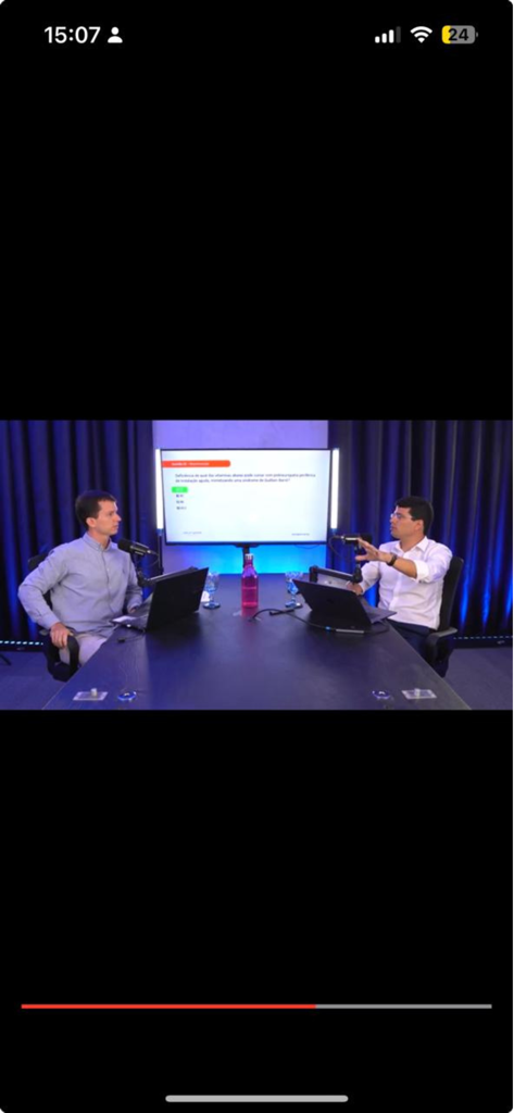 NeuroPost - Dois especialistas médicos conduzindo uma videoaula ao vivo sobre neurologia com uma questão clínica exibida na tela