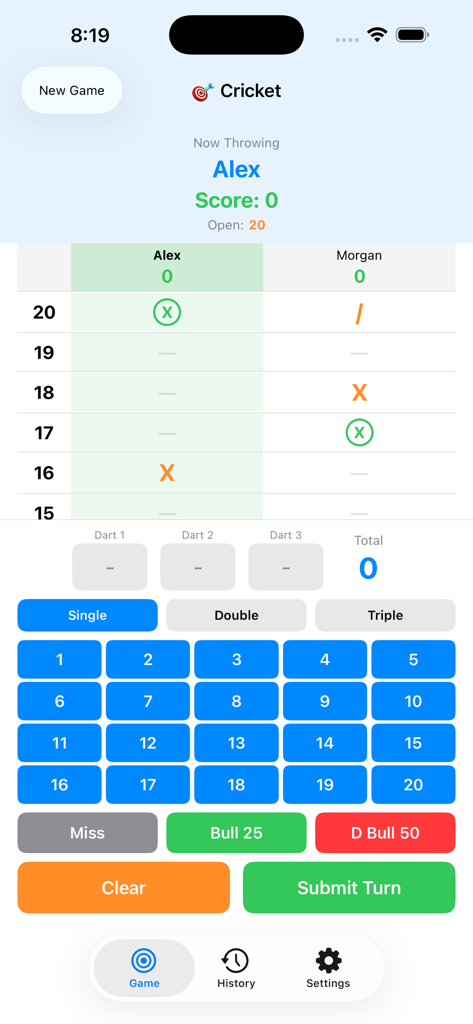 크리켓 다트 게임 점수판과 점수 입력을 위한 숫자 키패드를 보여주는 모바일 앱 화면