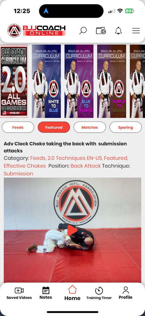 Pantalla de inicio de la aplicación BJJ Coach Online que muestra los niveles del currículum de Jiu Jitsu Brasileño y un video tutorial sobre técnicas avanzadas de estrangulamiento de reloj.