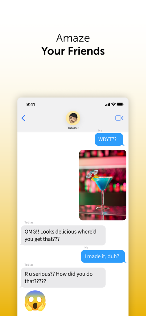 Mixology - Bartender App - Un'interfaccia di chat mobile che mostra un utente che condivide un cocktail blu fatto in casa per stupire i propri amici.