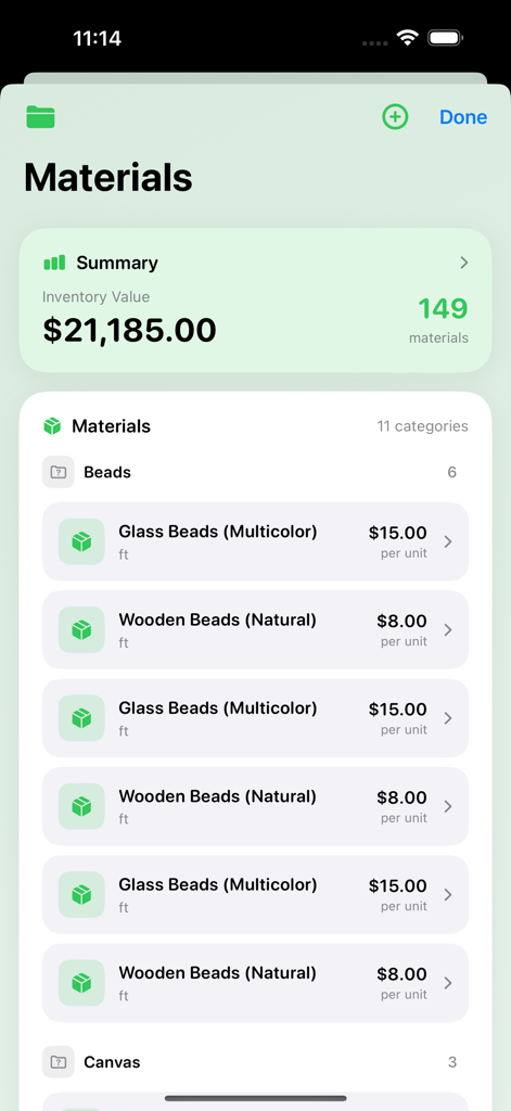 Craft Price Calculator - Una pantalla móvil de la aplicación Calculadora de Precios de Manualidades que muestra una lista de materiales como cuentas de vidrio y madera con sus precios unitarios y un valor total de inventario.