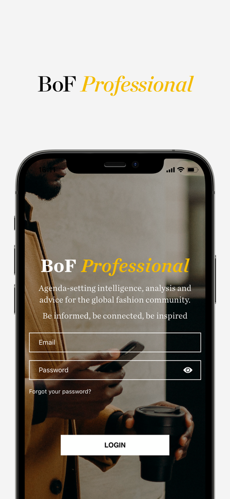 BoF Professional - Pantalla de inicio de sesión de la aplicación BoF Professional que muestra a un profesional de la moda sosteniendo un teléfono inteligente y un café