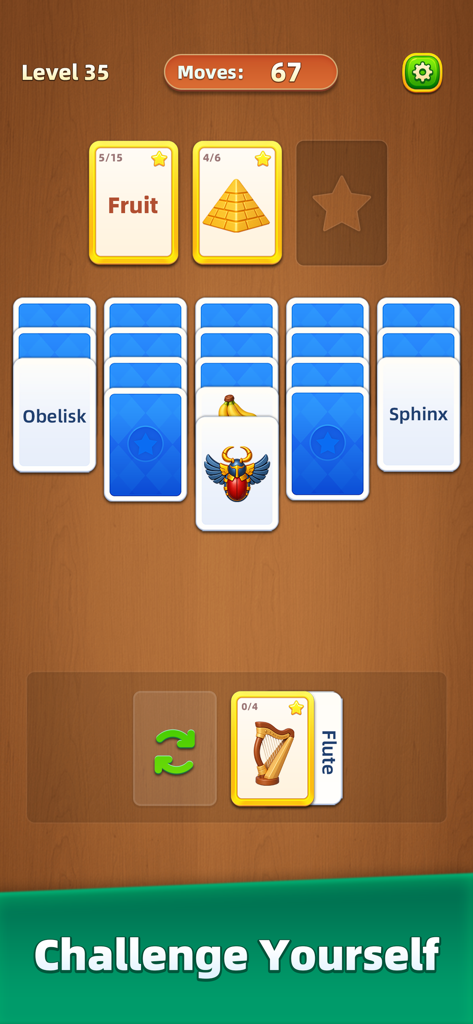 Pantalla de juego de Word MindSort Solitaire mostrando cartas de palabras e imágenes clasificándose en categorías como Frutas e íconos egipcios sobre un fondo de madera