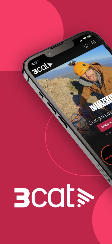iPhone mostrando la interfaz de la app 3Cat con una persona en un escenario de aventura al aire libre y el logo de 3Cat sobre un fondo rosa