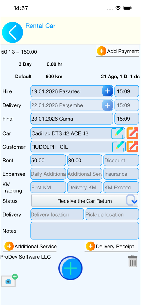 Interfaz del software de alquiler de coches que muestra un formulario de reserva con fechas de alquiler, información del cliente, detalles del vehículo y cálculos de precios.
