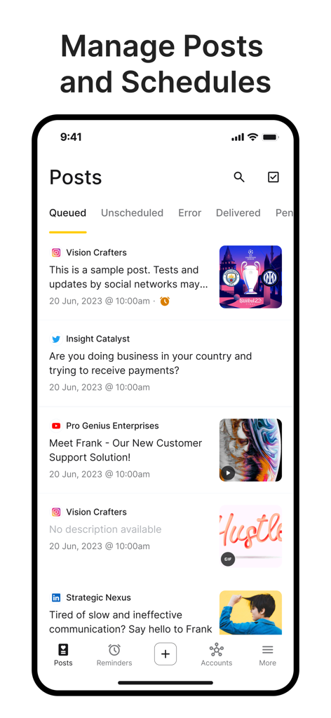 Interfaz de la aplicación SocialPilot mostrando una lista de publicaciones en redes sociales en cola con horas programadas y nombres de cuentas