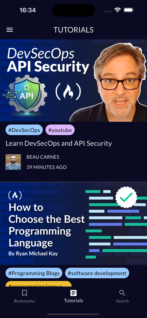 Screenshot der Tutorials-Seite der freeCodeCamp-Mobil-App mit Videolektionen zu DevSecOps und Programmiersprachen.