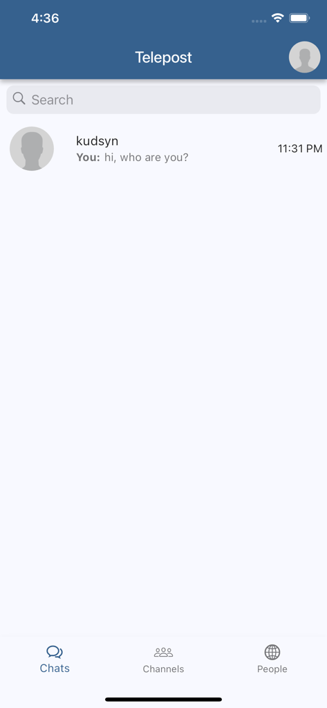 Pantalla de chat minimalista de la aplicación Telepost en iOS que muestra una lista de mensajes y una barra de búsqueda.