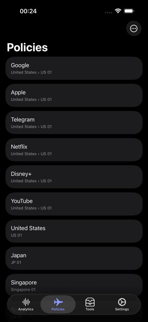 Egern - Egernアプリのインターフェース。Google、Netflix、YouTubeなどのアプリに対するカスタムルーティングルールが表示されたポリシー画面。異なる地域で表示。