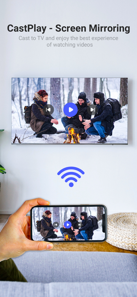CastPlay - Cast to TV - Aplicación de duplicación de pantalla: un teléfono inteligente que refleja de forma inalámbrica un video de personas en una fogata en una gran pantalla de televisor inteligente.