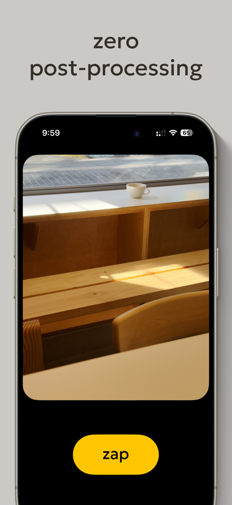 Zerocam | Anti-AI Camera - Pantalla de iPhone que muestra la interfaz de la aplicación Zerocam con texto 'cero postprocesamiento' y un gran botón de obturador amarillo.