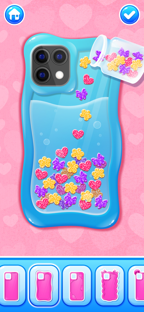 DIY 모바일 게임에서 형형색색의 하트와 나비 글리터로 장식 중인 파란색 액체 충전 폰 케이스입니다