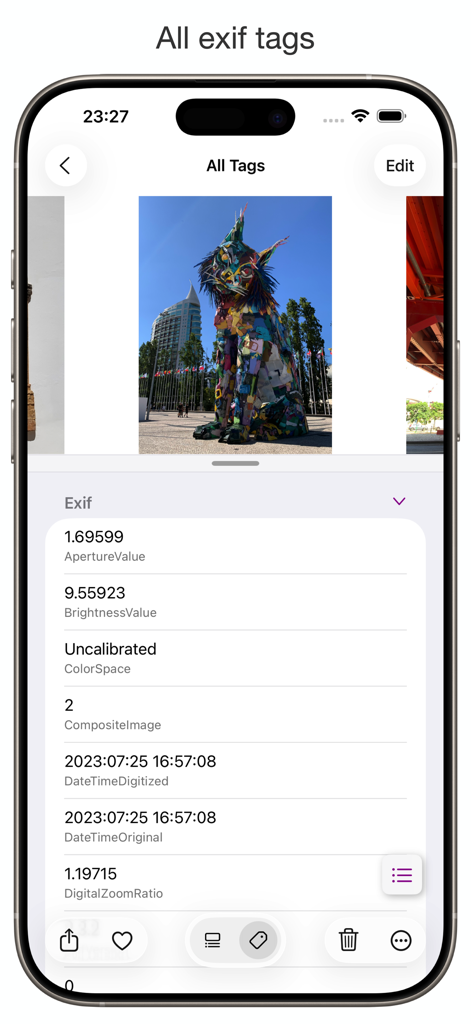 PhotInfo - PhotInfo 앱의 iPhone 스크린샷으로, 다채로운 조각상 사진에 대한 상세 Exif 메타데이터 태그를 표시하는 모습.
