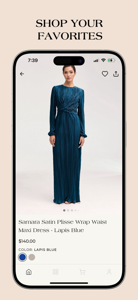 Produktseite, die ein bescheidenes, marineblaues Satin-Plisse-Maxikleid in der Veiled-App zeigt.