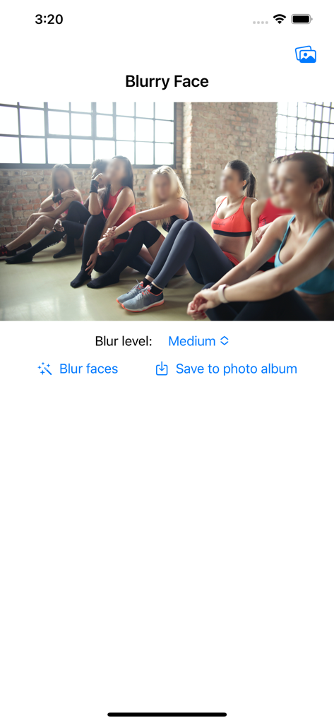 Interfaccia dell'app Blurry Face che mostra volti sfocati in un ambiente di palestra