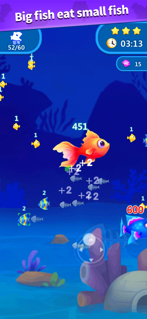 Fish Go.io 2 - Gameplay-Screenshot von Fish Go.io 2, der einen großen orangefarbenen Fisch zeigt, der unter Wasser kleinere Fische frisst.