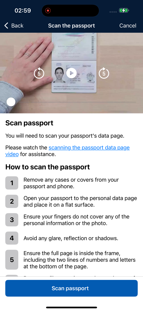 AustralianETA - Una pantalla de aplicación móvil titulada Escanear el pasaporte que muestra instrucciones numeradas y un tutorial en video para escanear la página de datos de un pasaporte electrónico.