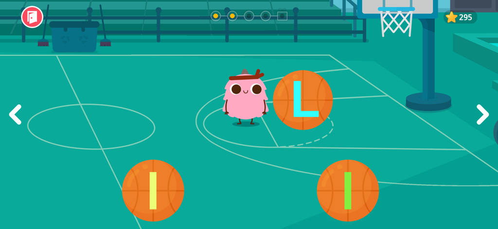 Eine rosa Monstrum-Figur auf einem Basketballplatz mit Buchstaben auf Basketbällen in einem Lernspiel.