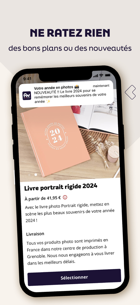 Uno screenshot mobile dell'app Photoweb che mostra un fotolibro verticale con copertina rigida del 2024 con l'anteprima di una notifica push.