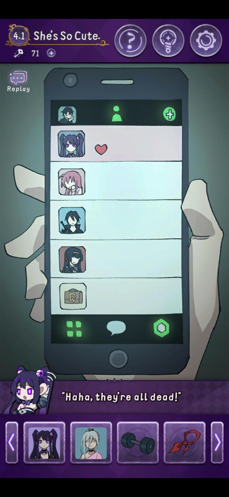 Interface de jeu de puzzle d'horreur d'anime montrant un smartphone avec des profils de personnages et des dialogues effrayants.
