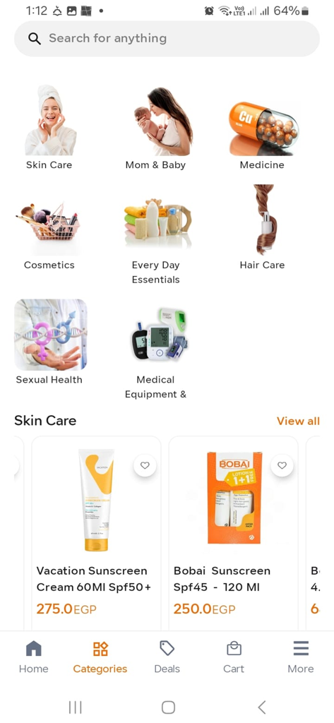 seif pharmacies - صيدلية سيف - Seif Pharmaciesモバイルアプリの画面。スキンケア、医薬品、化粧品などの製品カテゴリと、特定の日焼け止め製品のリストを表示。