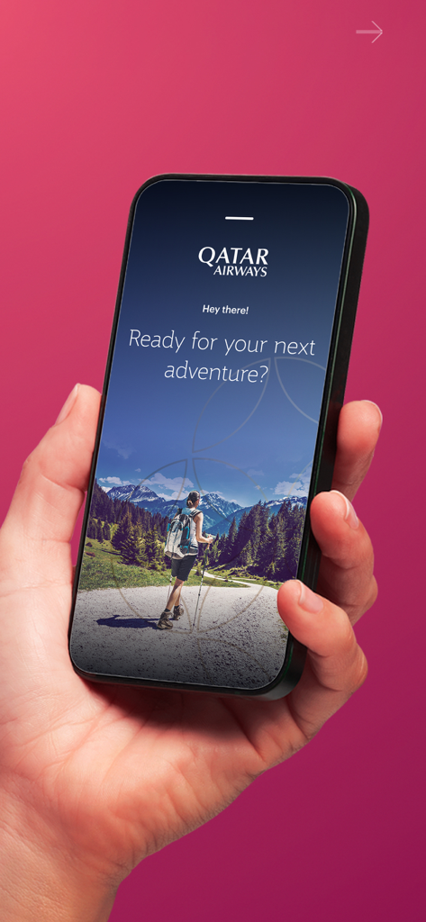 Une main tenant un smartphone affichant l'écran d'accueil de l'application Qatar Airways représentant un randonneur en montagne et le texte « Prêt pour votre prochaine aventure ».