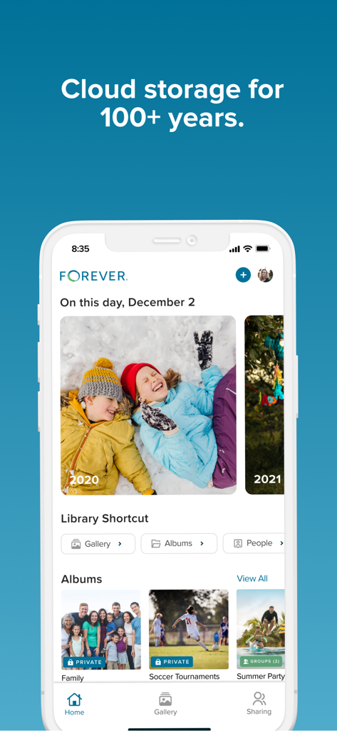 FOREVER® - FOREVER 모바일 앱의 홈 화면으로, 가족 사진 앨범과 100년 저장 보증이 표시됩니다.