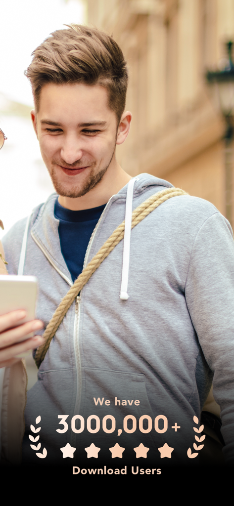 Daily Translate: AI Text Voice - 스마트폰에서 데일리 번역 AI 앱을 사용하는 행복한 젊은 여행자와 3백만 회 이상 다운로드 텍스트