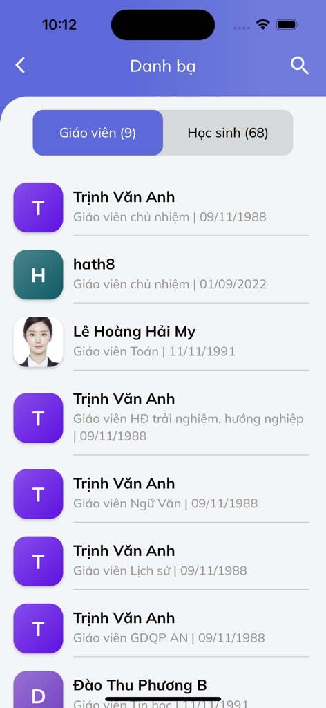 教師のリストと担当教科を表示するEdu.Oneアプリの連絡先ディレクトリ。