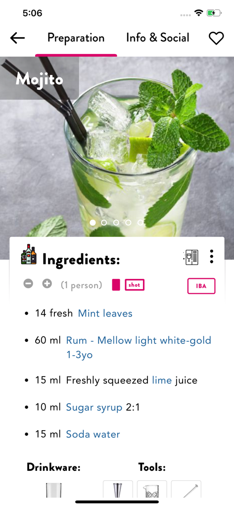 Cocktails App: Drinks Database - Interface do aplicativo móvel mostrando a receita oficial de Mojito da IBA e lista de ingredientes