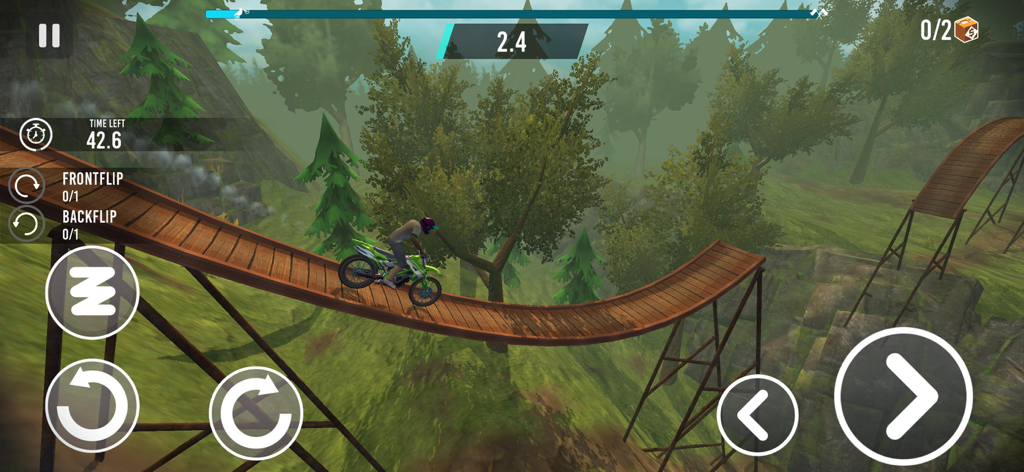 Un piloto de motocross en una moto de cross verde cruzando una rampa de madera en un bosque.