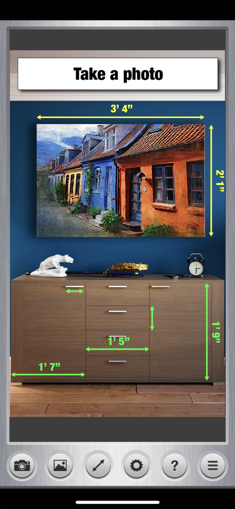 Interface do aplicativo Measures mostrando dimensões em unidades imperiais sobrepostas a uma pintura e uma cômoda