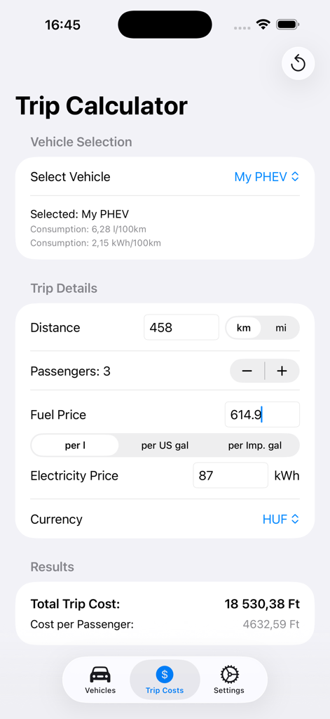 fuelcost.eu - Interfaz de la Calculadora de Viajes que muestra la distancia, el número de pasajeros y los detalles de reparto de costos para un vehículo híbrido.
