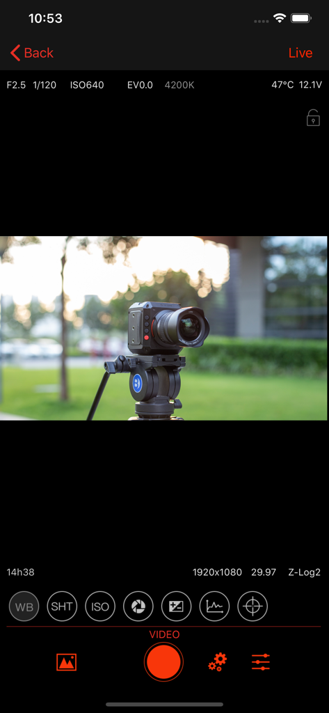 Interface do aplicativo Z Camera para controle remoto mostrando feed de vídeo ao vivo e configurações profissionais da câmera