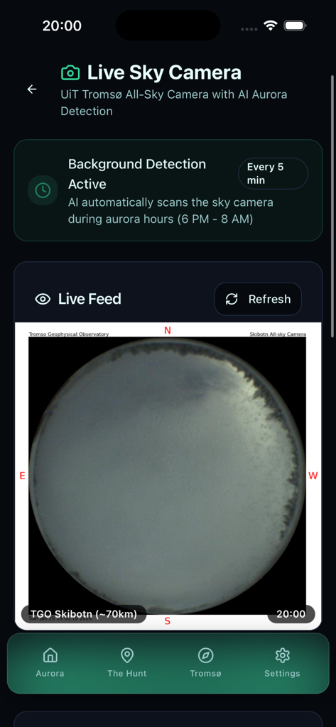 Aurora Tromsø App-Oberfläche mit einem Live-Sky-Kamera-Feed mit KI-Aurora-Erkennung und einer kreisförmigen Himmelsansicht