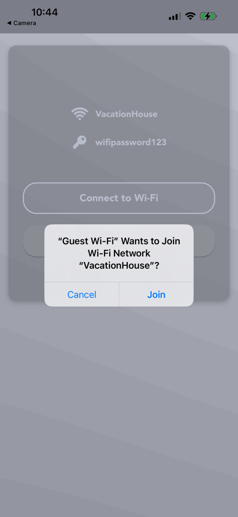 Pantalla de iPhone que muestra una indicación de la aplicación Guest Wi-Fi para unirse a una red Wi-Fi llamada VacationHouse